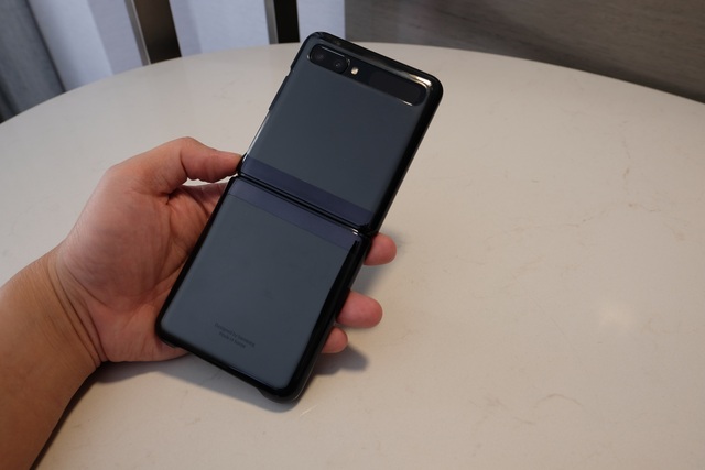Cận cảnh smartphone màn hình gập Galaxy Z Flip - Nhỏ gọn và bóng bẩy - Ảnh minh hoạ 6