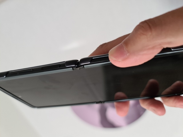 Cận cảnh smartphone màn hình gập Galaxy Z Flip - Nhỏ gọn và bóng bẩy - Ảnh minh hoạ 8
