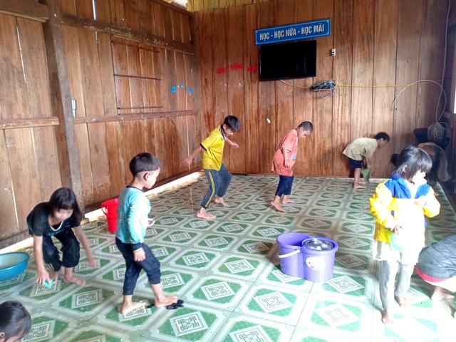 Cô trò điểm trường vùng cao chung tay dọn vệ sinh phòng ngừa dịch bệnh - 9 Cô trò điểm trường vùng cao chung tay dọn vệ sinh phòng ngừa dịch bệnh - 9