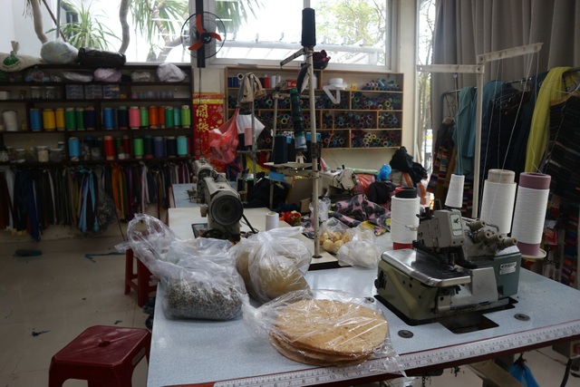 Ngành thời trang, may đo quần áo ở Hội An “lao đao” vì dịch corona - 2 Ngành thời trang, may đo quần áo ở Hội An “lao đao” vì dịch corona - 2