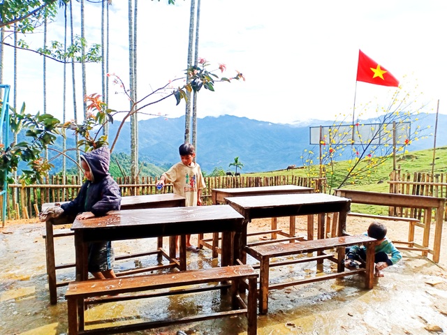 Cô trò điểm trường vùng cao chung tay dọn vệ sinh phòng ngừa dịch bệnh - 3 Cô trò điểm trường vùng cao chung tay dọn vệ sinh phòng ngừa dịch bệnh - 3