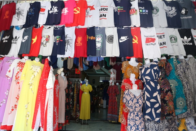 Ngành thời trang, may đo quần áo ở Hội An “lao đao” vì dịch corona - 3 Ngành thời trang, may đo quần áo ở Hội An “lao đao” vì dịch corona - 3