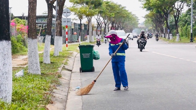 Khẩu trang y tế vương vãi khắp nơi trên đường phố Đà Nẵng - 3 Khẩu trang y tế vương vãi khắp nơi trên đường phố Đà Nẵng - 3