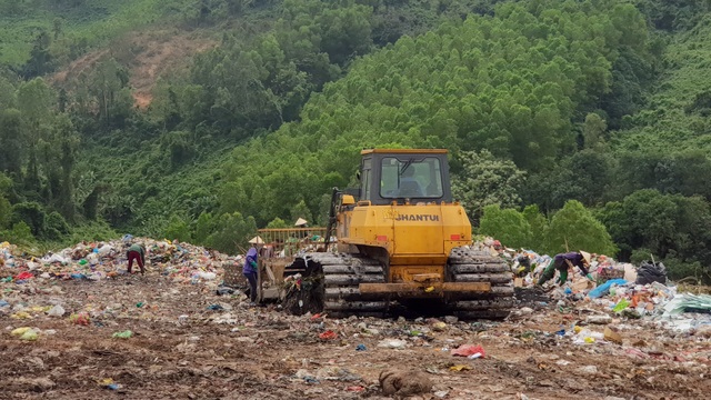Khẩu trang y tế vương vãi khắp nơi trên đường phố Đà Nẵng - 4 Khẩu trang y tế vương vãi khắp nơi trên đường phố Đà Nẵng - 4