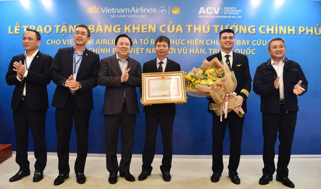 Thủ tướng khen phi hành đoàn bay tới Vũ Hán “giải cứu” người Việt - 1 Thủ tướng khen phi hành đoàn bay tới Vũ Hán “giải cứu” người Việt - 1