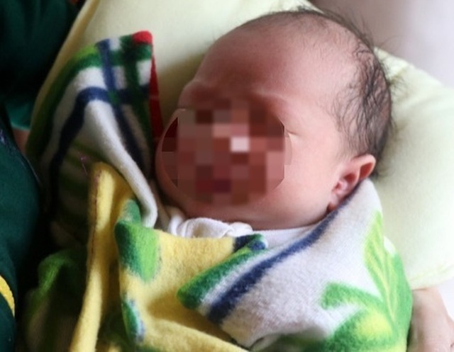 Bé gái kháu khỉnh bị bỏ rơi trước nhà đôi vợ chồng hiếm muộn - 1 Bé gái kháu khỉnh bị bỏ rơi trước nhà đôi vợ chồng hiếm muộn - 1