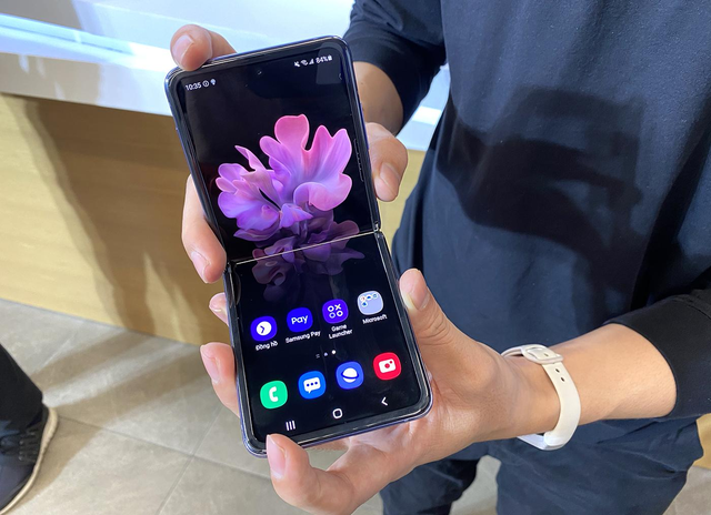Samsung Galaxy Z Flip “cháy hàng” tại Việt Nam sau 8 tiếng ra mắt - 1 Samsung Galaxy Z Flip “cháy hàng” tại Việt Nam sau 8 tiếng ra mắt - 1