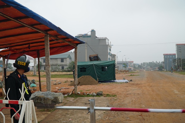 Lực lượng chức năng thực hiện phong tỏa, cách ly tại tâm dịch Sơn Lôi - 8 Lực lượng chức năng thực hiện phong tỏa, cách ly tại tâm dịch Sơn Lôi - 8
