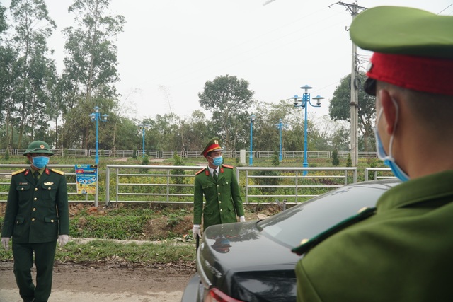 Lực lượng chức năng thực hiện phong tỏa, cách ly tại tâm dịch Sơn Lôi - 5 Lực lượng chức năng thực hiện phong tỏa, cách ly tại tâm dịch Sơn Lôi - 5