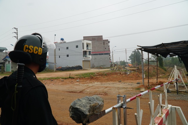 Lực lượng chức năng thực hiện phong tỏa, cách ly tại tâm dịch Sơn Lôi - 7 Lực lượng chức năng thực hiện phong tỏa, cách ly tại tâm dịch Sơn Lôi - 7