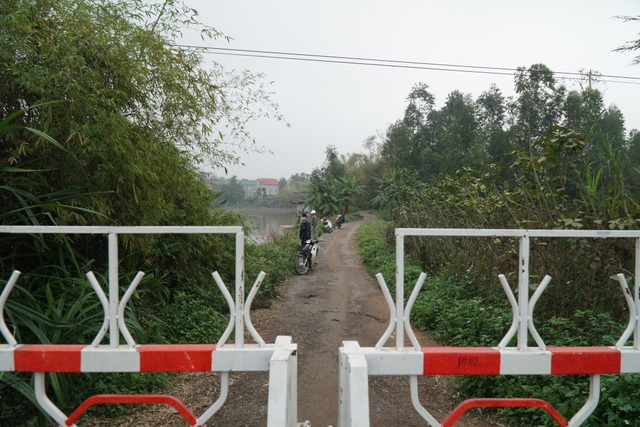 Lực lượng chức năng thực hiện phong tỏa, cách ly tại tâm dịch Sơn Lôi - 9 Lực lượng chức năng thực hiện phong tỏa, cách ly tại tâm dịch Sơn Lôi - 9