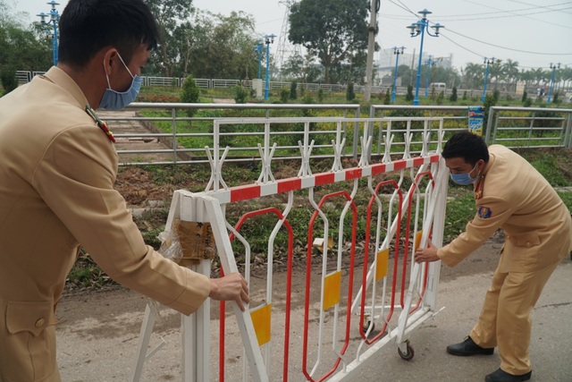 Lực lượng chức năng thực hiện phong tỏa, cách ly tại tâm dịch Sơn Lôi - 2 Lực lượng chức năng thực hiện phong tỏa, cách ly tại tâm dịch Sơn Lôi - 2