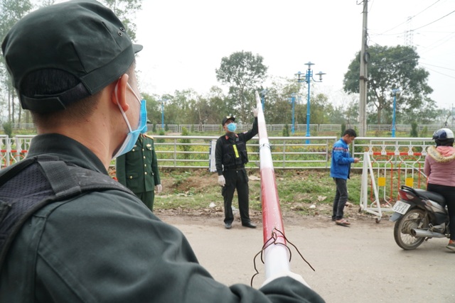 Lực lượng chức năng thực hiện phong tỏa, cách ly tại tâm dịch Sơn Lôi - 10 Lực lượng chức năng thực hiện phong tỏa, cách ly tại tâm dịch Sơn Lôi - 10