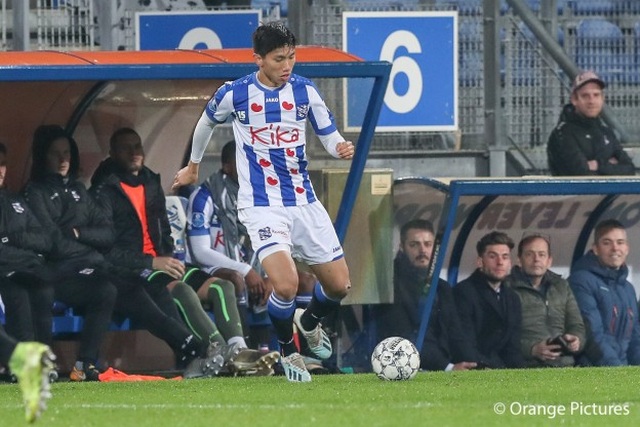 Văn Hậu hết cửa ra sân ở trận gặp Feyenoord - 1 Văn Hậu hết cửa ra sân ở trận gặp Feyenoord - 1