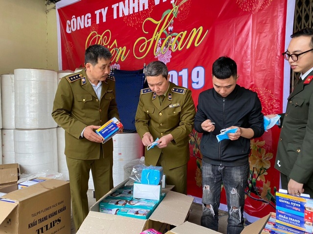 Kinh hoàng: Phát hiện xưởng làm khẩu trang kháng khuẩn bằng… giấy vệ sinh - 1