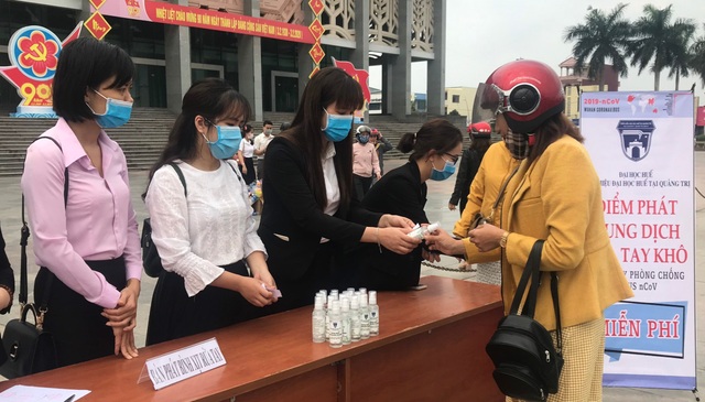 Sinh viên điều chế nước sát khuẩn phát miễn phí, phòng dịch Covid-19 - 1 Sinh viên điều chế nước sát khuẩn phát miễn phí, phòng dịch Covid-19 - 1