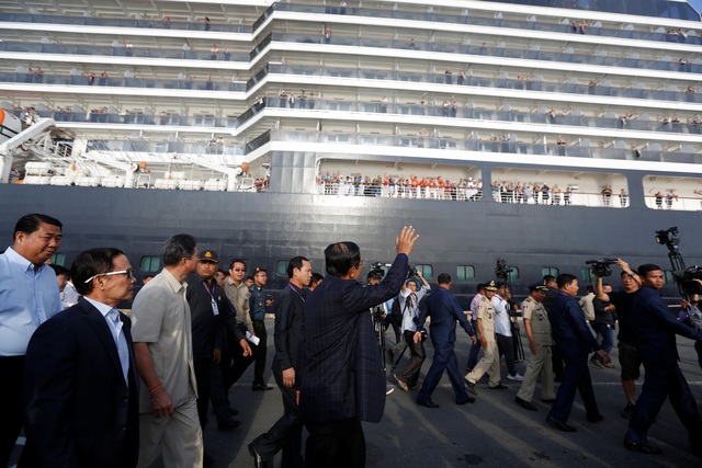 Thủ tướng Campuchia cầm hoa ra đón du thuyền bị các nước “hắt hủi” - 7