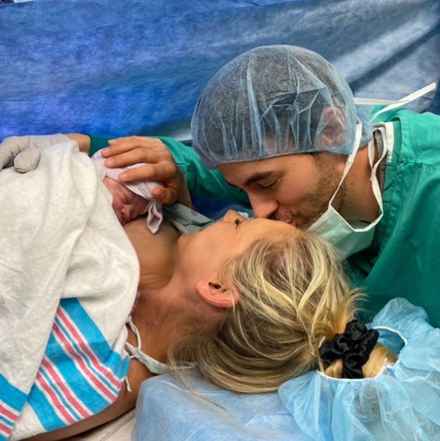 Enrique Iglesias và Anna Kournikova bí mật đón đứa con thứ ba - 1 Enrique Iglesias và Anna Kournikova bí mật đón đứa con thứ ba - 1