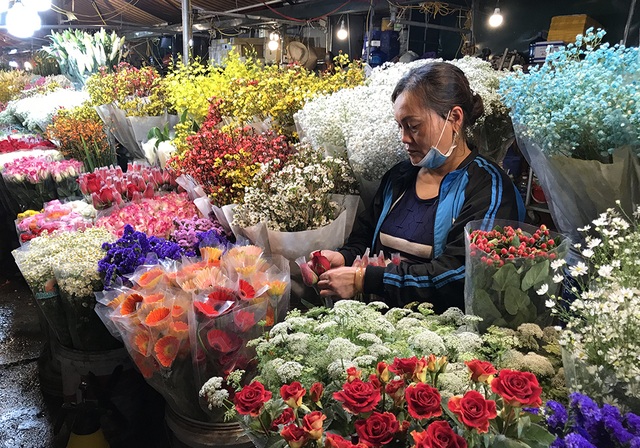 Chợ hoa đêm trước thềm Valentine: Giá hoa còn rẻ hơn dịp Tết - 8 Chợ hoa đêm trước thềm Valentine: Giá hoa còn rẻ hơn dịp Tết - 8