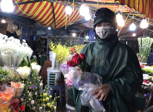 Chợ hoa đêm trước thềm Valentine: Giá hoa còn rẻ hơn dịp Tết - 4 Chợ hoa đêm trước thềm Valentine: Giá hoa còn rẻ hơn dịp Tết - 4