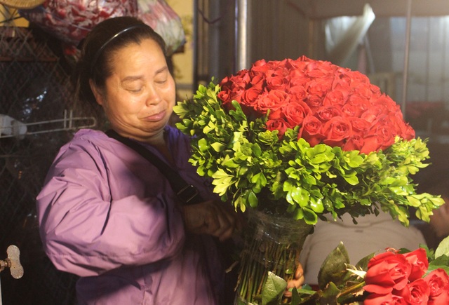 Chợ hoa đêm trước thềm Valentine: Giá hoa còn rẻ hơn dịp Tết - 5 Chợ hoa đêm trước thềm Valentine: Giá hoa còn rẻ hơn dịp Tết - 5