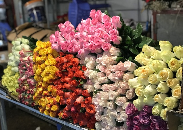Chợ hoa đêm trước thềm Valentine: Giá hoa còn rẻ hơn dịp Tết | Báo Dân trí