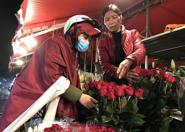Chợ hoa đêm trước thềm Valentine: Giá hoa còn rẻ hơn dịp Tết - 3 Chợ hoa đêm trước thềm Valentine: Giá hoa còn rẻ hơn dịp Tết - 3