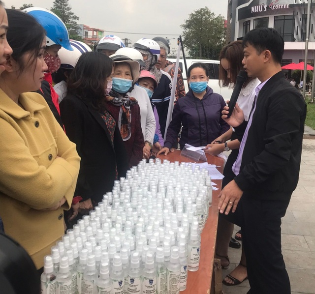 Sinh viên điều chế nước sát khuẩn phát miễn phí, phòng dịch Covid-19 - 2 Sinh viên điều chế nước sát khuẩn phát miễn phí, phòng dịch Covid-19 - 2