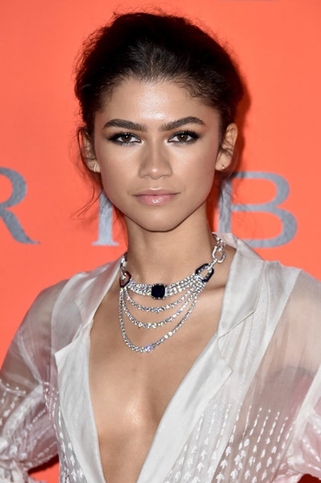 Zendaya Coleman bất ngờ mặc áo trễ nải - 4 Zendaya Coleman bất ngờ mặc áo trễ nải - 4