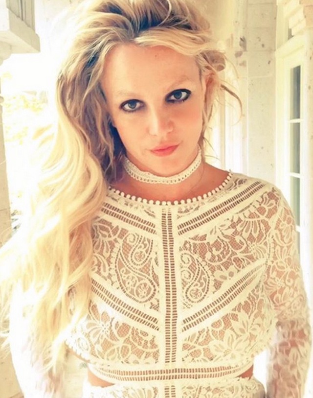 Britney Spears mặc áo siêu ngắn ra phố - 4 Britney Spears mặc áo siêu ngắn ra phố - 4