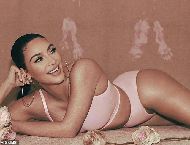 Kim Kardashian khoe dáng khỏe khoắn với trang phục thể thao - 6 Kim Kardashian khoe dáng khỏe khoắn với trang phục thể thao - 6