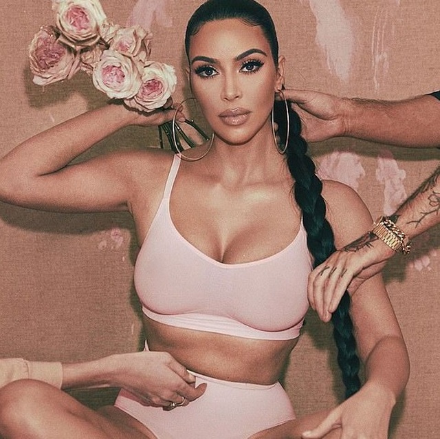 Kim Kardashian khoe dáng khỏe khoắn với trang phục thể thao - 4 Kim Kardashian khoe dáng khỏe khoắn với trang phục thể thao - 4