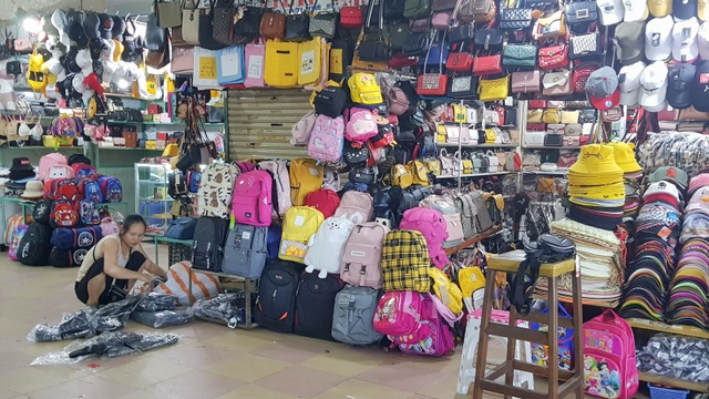 Đà Nẵng: Dân sợ không đi chợ, hàng quán ngồi chơi vì bão dịch corona - 3 Đà Nẵng: Dân sợ không đi chợ, hàng quán ngồi chơi vì bão dịch corona - 3
