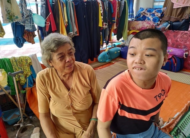 Xót xa cảnh người phụ nữ bất hạnh ôm con tá túc trong tiệm sửa xe - 4