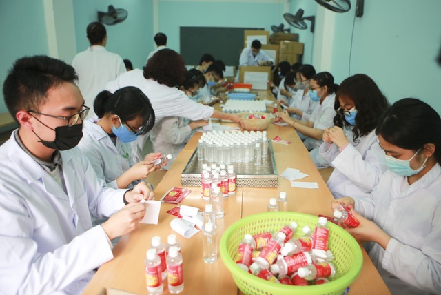 Sản xuất 500 lít nước rửa tay hỗ trợ người dân vùng tâm dịch Sơn Lôi - 8 Sản xuất 500 lít nước rửa tay hỗ trợ người dân vùng tâm dịch Sơn Lôi - 8