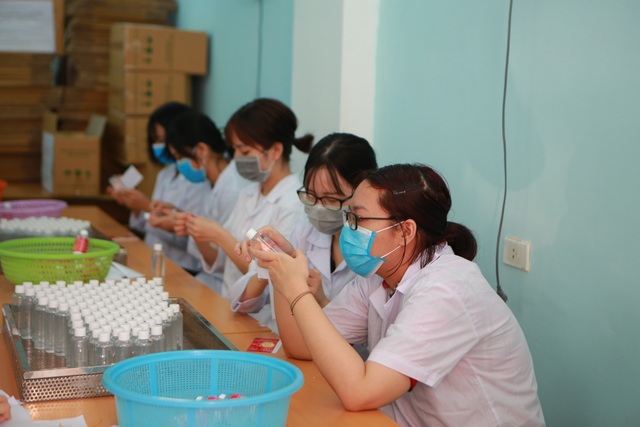 Sản xuất 500 lít nước rửa tay hỗ trợ người dân vùng tâm dịch Sơn Lôi - 9 Sản xuất 500 lít nước rửa tay hỗ trợ người dân vùng tâm dịch Sơn Lôi - 9