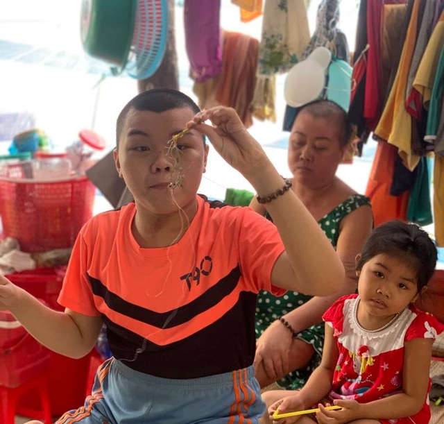 Xót xa cảnh người phụ nữ bất hạnh ôm con tá túc trong tiệm sửa xe - 2