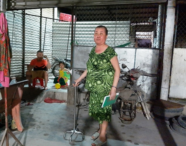 Xót xa cảnh người phụ nữ bất hạnh ôm con tá túc trong tiệm sửa xe - 5