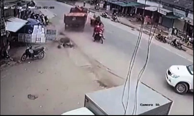 Cú bẻ lái tài tình của tài xế xe tải tránh thương vong cho nhiều người - 2 Cú bẻ lái tài tình của tài xế xe tải tránh thương vong cho nhiều người - 2