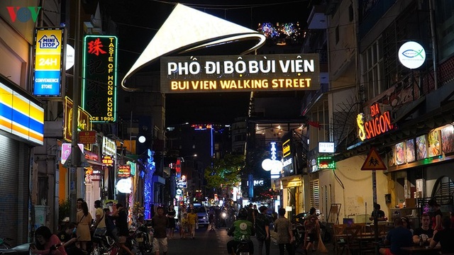 Phố “Tây” Bùi Viện vẫn náo nhiệt về đêm - 1 Phố “Tây” Bùi Viện vẫn náo nhiệt về đêm - 1