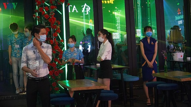 Phố “Tây” Bùi Viện vẫn náo nhiệt về đêm - 15 Phố “Tây” Bùi Viện vẫn náo nhiệt về đêm - 15