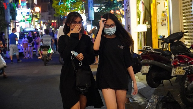 Phố “Tây” Bùi Viện vẫn náo nhiệt về đêm - 2 Phố “Tây” Bùi Viện vẫn náo nhiệt về đêm - 2