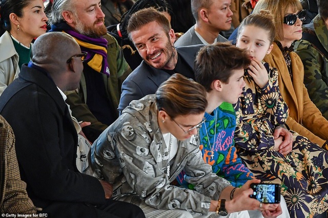 David Beckham đưa các con dự buổi ra mắt bộ sưu tập mới của Victoria - 11