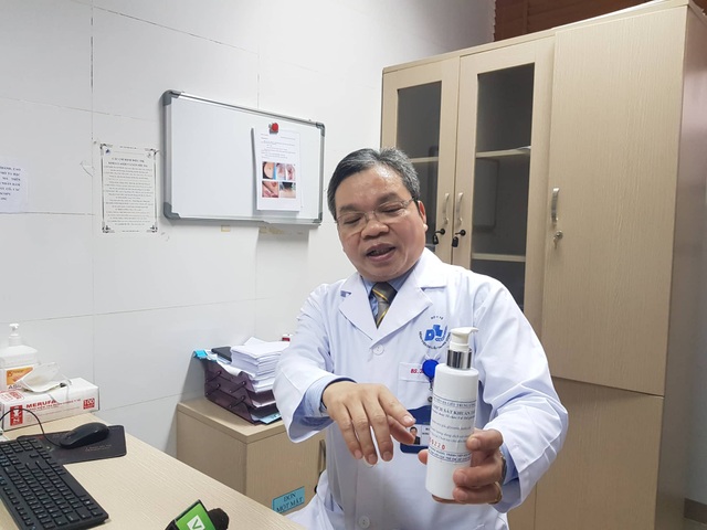 Chuyên gia cảnh báo nước sát khuẩn giả gây viêm da, vô tác dụng với corona - 1 Chuyên gia cảnh báo nước sát khuẩn giả gây viêm da, vô tác dụng với corona - 1