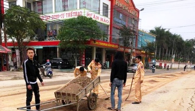 CSGT cùng người dân dọn đất, đá rơi vãi trên đường - 1 CSGT cùng người dân dọn đất, đá rơi vãi trên đường - 1