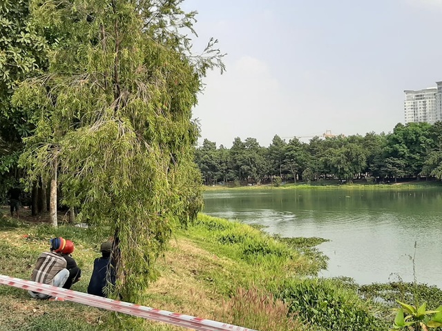 Nhảy xuống hồ nước trong công viên, 2 người chết đuối - 1 Nhảy xuống hồ nước trong công viên, 2 người chết đuối - 1