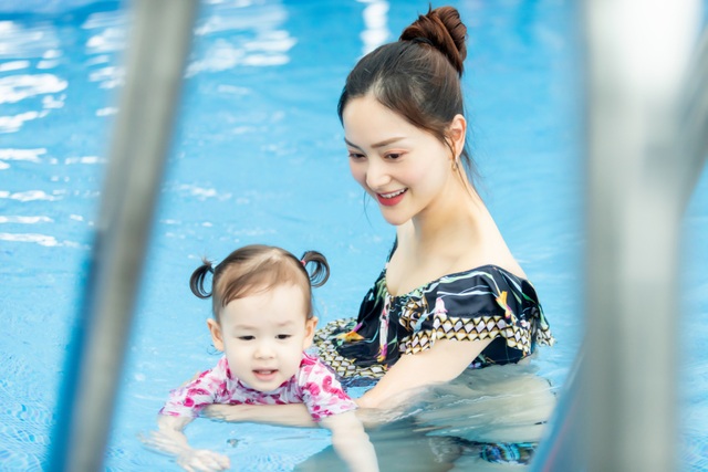 Lan Phương gây tranh cãi vì đưa con gái đi bơi giữa dịch corona - 2