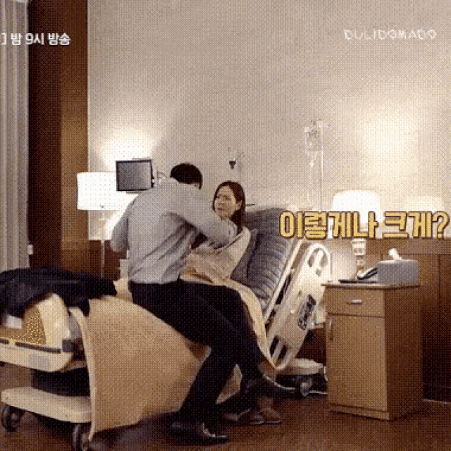 Hyun Bin ôm Son Ye Jin tại tiệc ăn mừng “Hạ cánh nơi anh” kết thúc - 20 Hyun Bin ôm Son Ye Jin tại tiệc ăn mừng “Hạ cánh nơi anh” kết thúc - 20