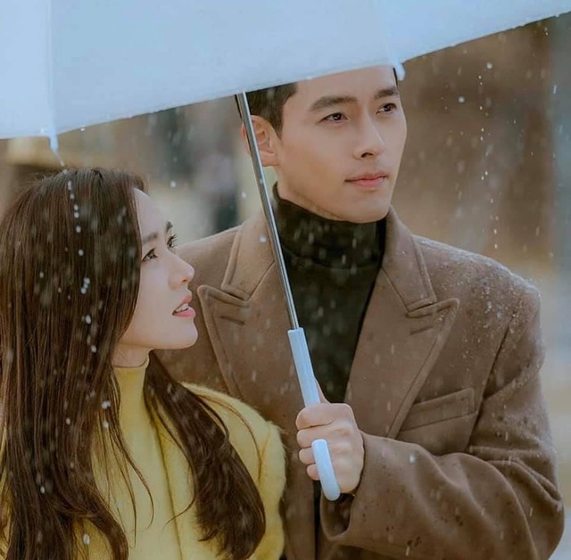 Hyun Bin ôm Son Ye Jin tại tiệc ăn mừng “Hạ cánh nơi anh” kết thúc - 4 Hyun Bin ôm Son Ye Jin tại tiệc ăn mừng “Hạ cánh nơi anh” kết thúc - 4