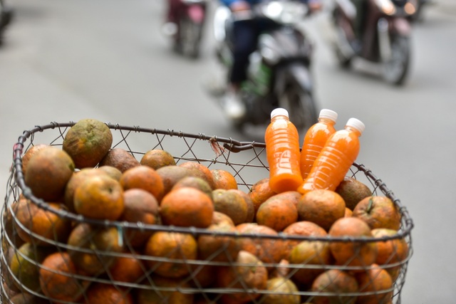 Tiểu thương vắt cam mỏi tay, kiếm bộn tiền những ngày dịch Covid-19 - 10 Tiểu thương vắt cam mỏi tay, kiếm bộn tiền những ngày dịch Covid-19 - 10